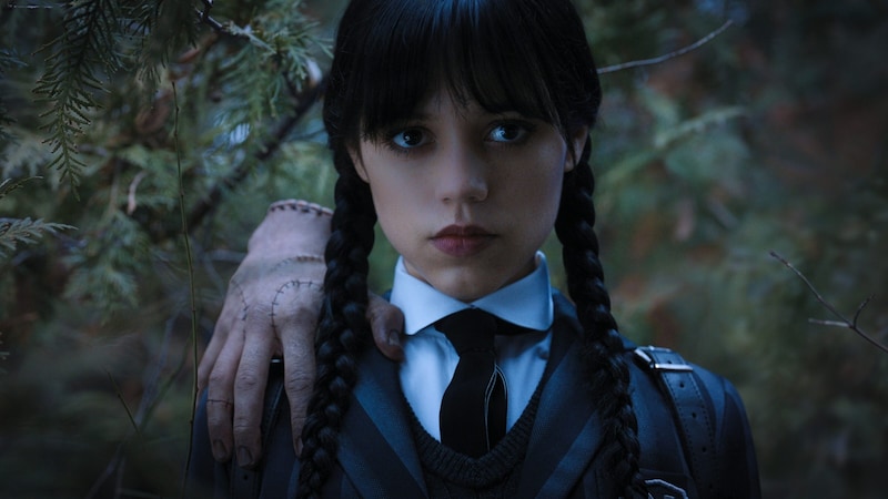 Jenna Ortega returns next year as Wednesday Addams (Bild: © 2022 Netflix, Inc.)