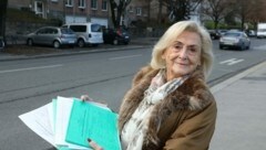 Gerlinde Schmitt in der Krottenbachstraße mit ihren Unterschriftenlisten (Bild: Jöchl Martin)