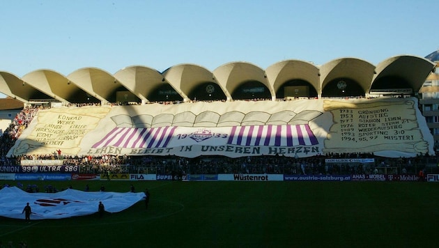 Die Fans spannten vor dem Abschied vom Stadion in Lehen ein Transparent über die ganze Tribüne. (Bild: Andreas Schaad)