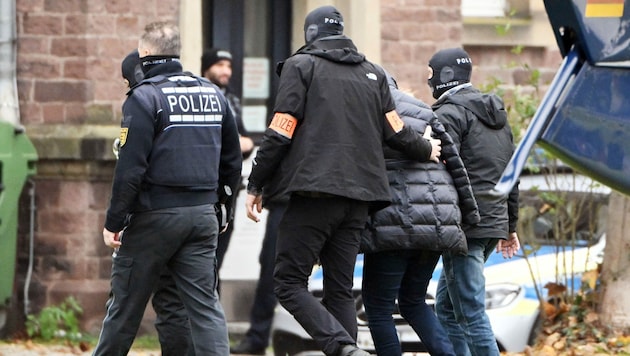 Am Mittwochmorgen wurden mehrere Menschen aus der sogenannten „Reichsbürgerszene“ im Zuge einer Razzia festgenommen. (Bild: APA/dpa/Uli Deck)