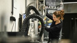 War früher Fluggeräte-Mechanikerin: Katharina Kloibhofer (37) leitet nun die Plastic Garage in Linz. (Bild: Markus Wenzel)