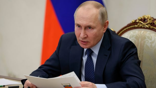 Putin zeichnet öffentlich derzeit ein anderes Bild von der Lage in der Ukraine - dem Anschein nach, rechnet man mit einem Angriff des Angegriffenen. (Bild: AP/Sputnik/Kremlin Pool/Mikhail Metzel)