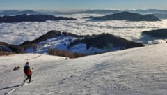 Traumhaftes Panorama für eine Schneeschuhwanderung bietet die Aflenzer Bürgeralm. Bei den Hütten - etwa dem Schönleitenhaus - kann man einkehren und genießen. (Bild: Weges)