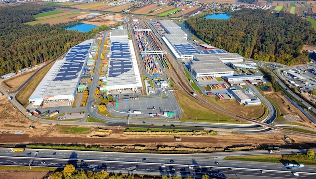 Knapp 20 Jahre gibt es das Cargo Center Graz direkt an der A 9 schon. Gleich nebenan wird nun der Güterterminal auf zehn Hektar unter dem Namen „Anschlussbahn Nord“ von der GWP ausgebaut. (Bild: Cargo Center)