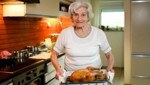 Hedi Klinger kocht nach wie vor für sich und ihre Familie. Mit dem zum Brathendl servierten Saft war sie aber an diesem Tag nicht zufrieden. (Bild: Markus Wenzel)