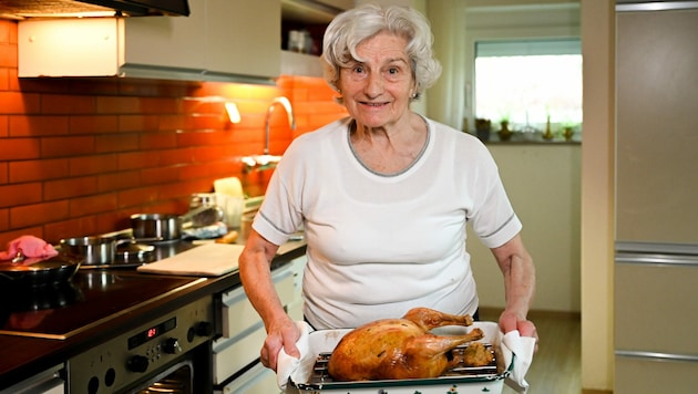 Hedi Klinger kocht nach wie vor für sich und ihre Familie. Mit dem zum Brathendl servierten Saft war sie aber an diesem Tag nicht zufrieden. (Bild: Markus Wenzel)