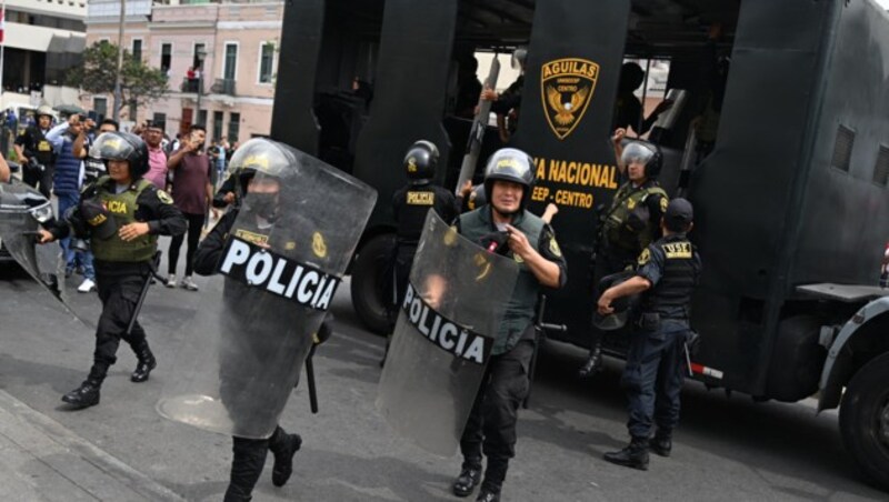 Mitglieder der peruanischen Polizei treffen am Mittwoch in der Präfektur von Lima ein, wo sich der peruanische Präsident Pedro Castillo aufhalten soll. (Bild: APA/AFP/Ernesto Benavides)