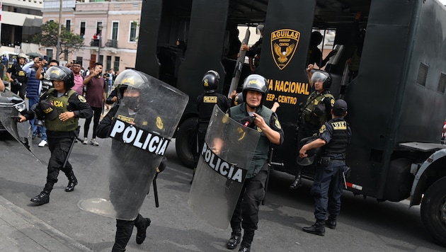 Der ausgerufene Notstand ermöglicht es der Armee, an der Seite der Polizei (Bild) gegen erstarkende kriminelle Banden in Peru vorzugehen. (Bild: APA/AFP/Ernesto Benavides)