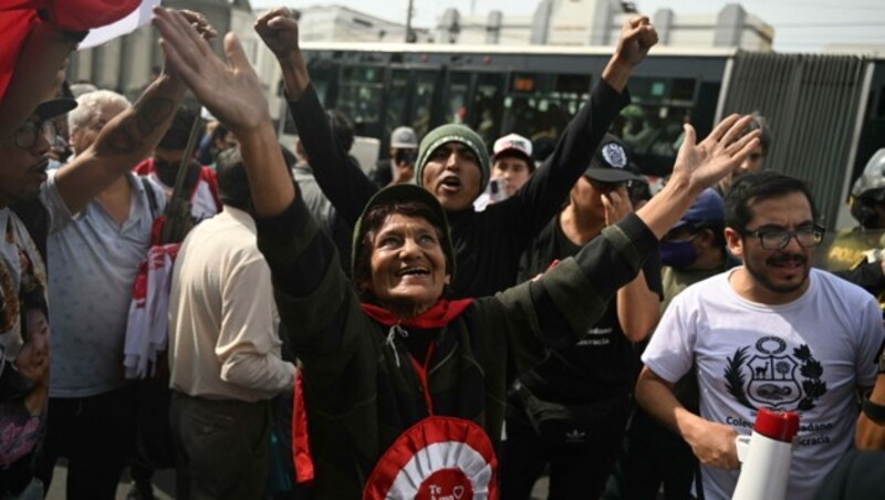 Menschen, die gegen den peruanischen Präsidenten Pedro Castillo sind, protestieren vor der Präfektur von Lima. (Bild: AFP or licensors)