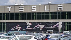 Der Haupteingang zur Fabrik der Tesla Gigafactory Berlin-Brandenburg (Bild: APA/dpa/Patrick Pleul)