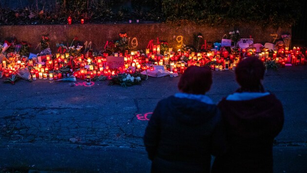 Am Ort des Verbrechens wurden Kerzen und Blumen abgelegt. (Bild: APA/dpa/Christoph Schmidt)