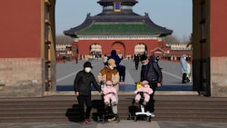 Trotz der Lockerungen in China tragen die meisten Besucher eines Parks in Peking Maske. (Bild: Associated Press)