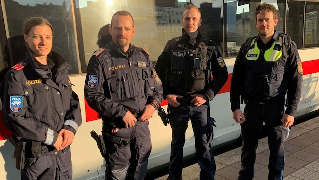 Das Quartett aus Oberösterreich und Bayern kontrolliert gemeinsam im Zug (Bild: Polizei OÖ)