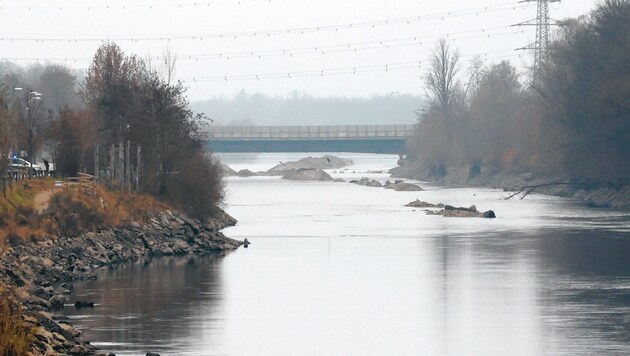 V úterý odpoledne došlo v řece Mur ve Štýrském Hradci k dramatické události: 51letý muž se i se svým dítětem propadl do vody. (Bild: Christian Jauschowetz)