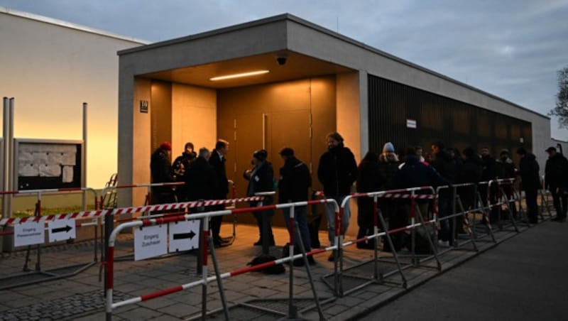 Vor dem Gericht in München warteten bereits am frühen Morgen Journalistinnen und Journalisten sowie andere Interessierte. (Bild: Christof Stache/AFP)