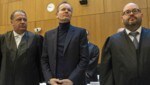 Der ehemalige Wirecard-Vorstandschef Markus Braun (Mitte) mit seinen Anwälten Alfred Dierlamm (links) und Nico Werning (rechts) im Gerichtssaal (Bild: Christof Stache/AFP)