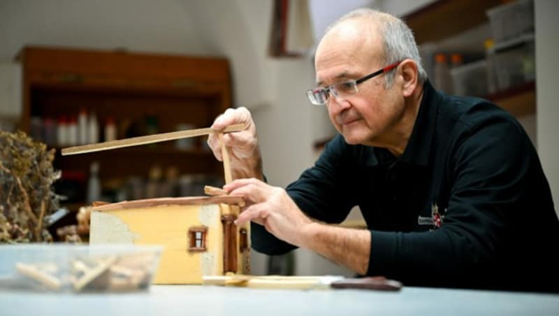 Harald Roth (62) aus Oftering ist der Obmann des Vereins, der hinter der Krippenbauschule Stift St. Florian steht. (Bild: Markus Wenzel)