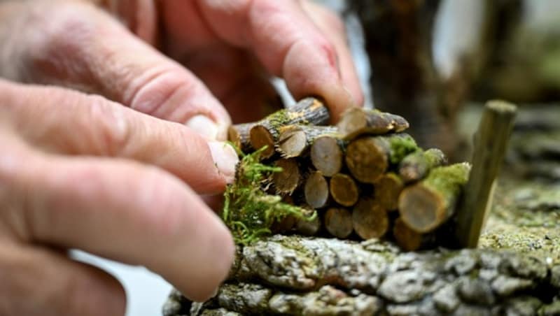 Ein Holzstapel wird aus Mini-Scheite gebaut. (Bild: Markus Wenzel)