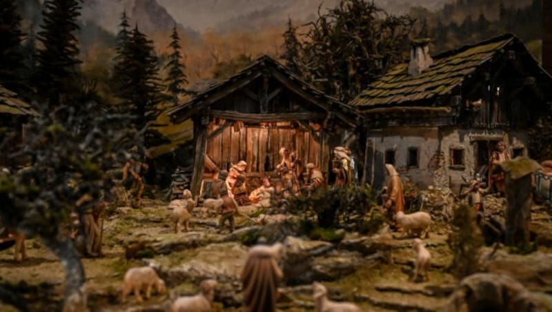 Von den Schafen auf der Wiese bis zum Jesuskind im Stall: Jede Krippe für sich ist ein Kunstwerk. Beim Malen der Hintergründe hilft in St. Florian Künstler Peter Riml aus Tirol. (Bild: Markus Wenzel)