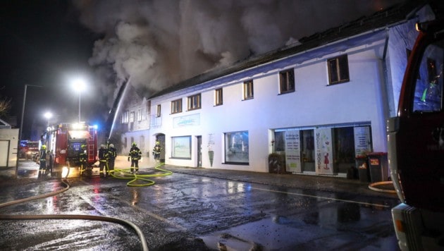 Elf Feuerwehren wurden zum Einsatzort in Scharnstein beordert. Im betroffenen Gebäude sind mehrere Firmen untergebracht (Bild: laumat.at/Matthias Lauber)