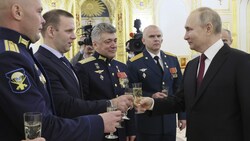 Hat Putin hier ein Gläschen Champagner zu viel erwischt? (Bild: 2022 Sputnik)