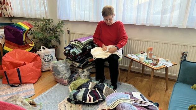 Angelika Gassner und ihre Mitstreiterinnen stricken seit Mai Decken für die Ukraine. (Bild: EDS / Angelika Gassner)