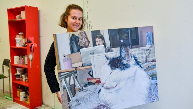 Sarah Muehlbacher (23, Studentin aus Salzburg) lässt sich von Fotos inspirieren, die sie in gemalte Bildwelten überträgt. (Bild: Harald Dostal / 2022)