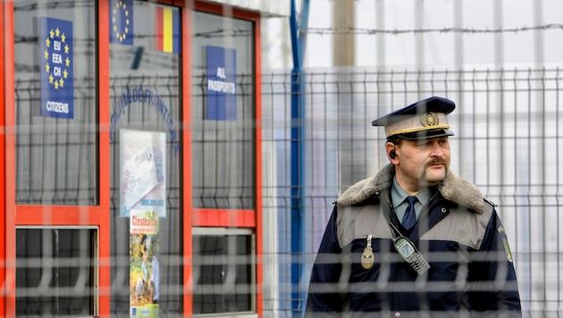 Ein Grenzsoldat in Rumänien (Bild: Associated Press)