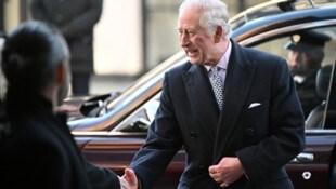 König Charles III. will den Buckingham Palace für die Öffentlichkeit zugänglicher machen. (Bild: APA/AFP/POOL/JUSTIN TALLIS)
