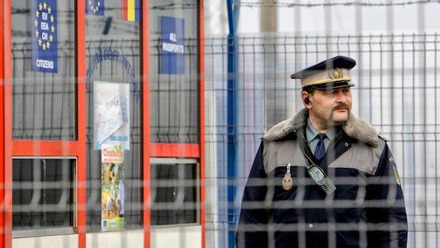 Ein rumänischer Grenzpolizist (Bild: AP)