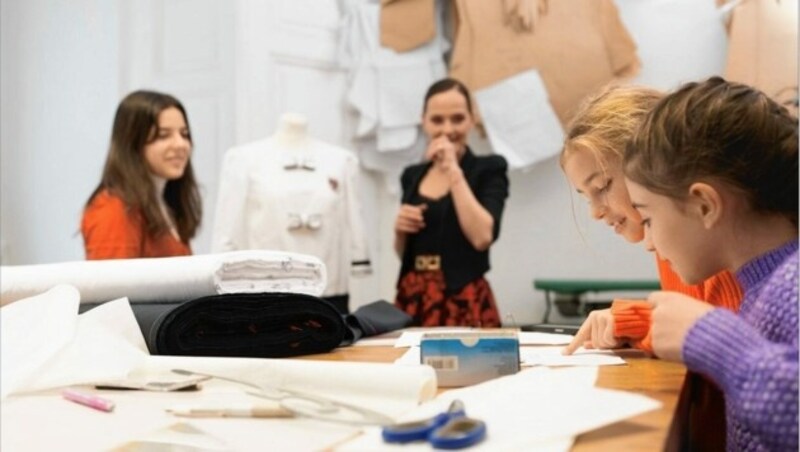 Die jungen Damen tüftelten gemeinsam mit Eva Poleschinski in deren Atelier (Bild: Lukas Beck)