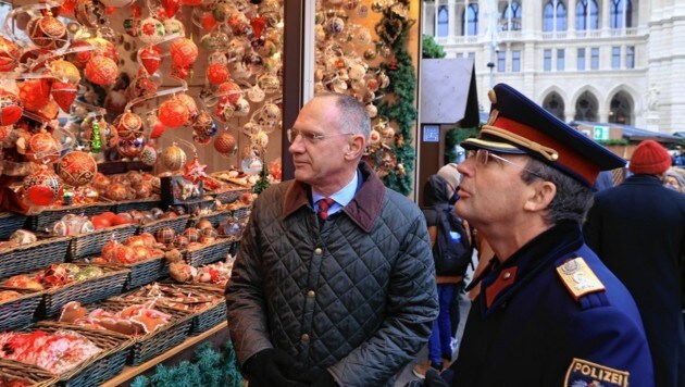 Innenminister Gerhard Karner (li.) und Wiens Polizeipräsident Gerhard Pürstl machten sich ein Bild von der Lage am Christkindlmarkt. (Bild: Zwefo)