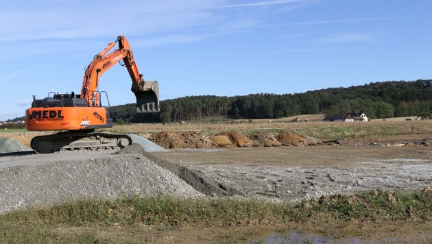 Bagger und Baumaschinen fressen sich immer tiefer in die bislang unberührte Natur hinein. (Bild: Jauschowetz Christian)