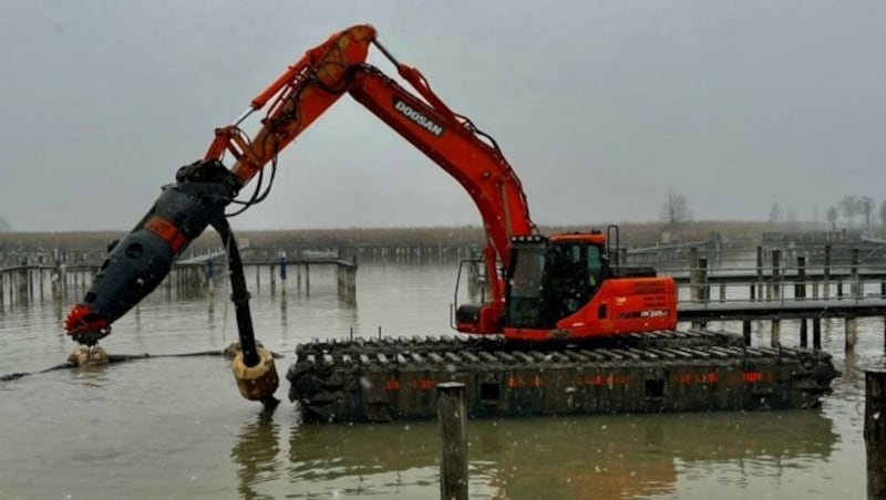 So wie in Podersdorf am See schreitet auch in Breitenbrunn die Arbeit zur Verringerung des Schlamms voran. (Bild: Seemanagement GmbH)