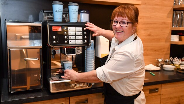 Der Kaffee im Wegwerfbecher - wie bei Resch&Frisch in Wels - ist günstiger als in der Tasse, der noch dazu serviert wird. (Bild: Dostal Harald)