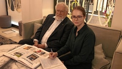 „Das war ja sogar auf der Titelseite“, freut sich Anton Zeilinger beim Durchblättern des „Krone“-Schlagzeilenbuches gemeinsam mit Reporterin Katharina Pirker. (Bild: zVg)