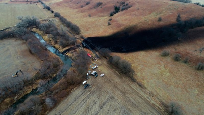 Ein Drohnen-Foto des Areals, das die geborstene Pipeline verschmutzt hat (Bild: AP)
