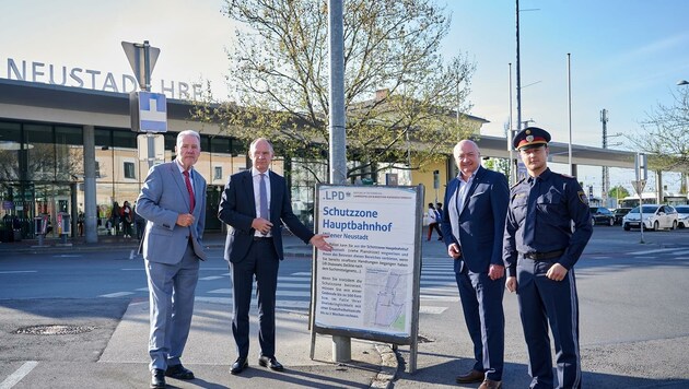 Lokalaugenschein vor dem Bahnhof: Schneeberger und Stocker mit Innenminister Karner und Exekutive. (Bild: BMI/Karl Schober)