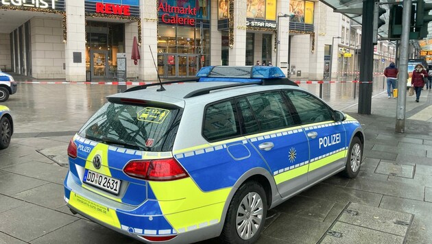 Ein Polizeifahrzeug vor der Altmarkt-Galerie nach der Geiselnahme in Dresden (Bild: APA/dpa-Zentralbild/Jrg Schurig)