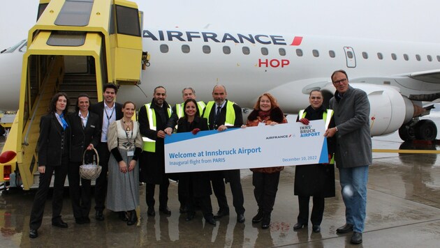 Die Crew der AF 1056, Teammitglieder des Flughafens Innsbruck, Marco Pernetta (Geschäftsführer Flughafen Innsbruck) (Bild: Nicole Kehle)