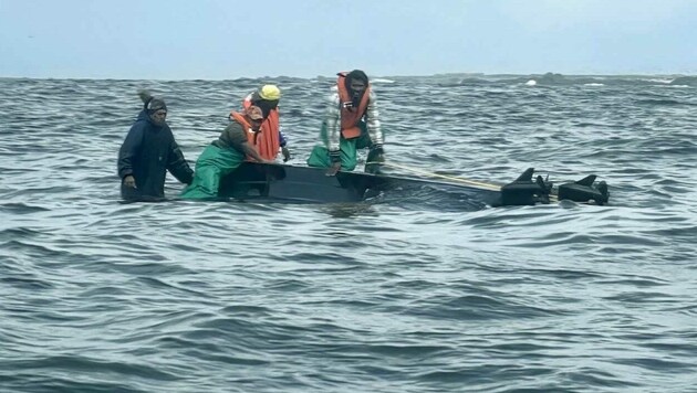 Die vier einheimischen Fischer trieben verzweifelt auf ihrem gekenterten Boot (Bild: Heinz Toperczer)