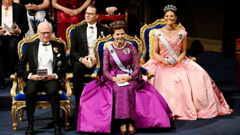 Die schwedische Königsfamilie, König Carl Gustaf, Prinz Daniel, Königin Silvia und Kronprinzessin Victoria, nahm an der Nobelpreiszeremonie in Stockholm teil. (Bild: APA/Christine Olsson/TT via AP)