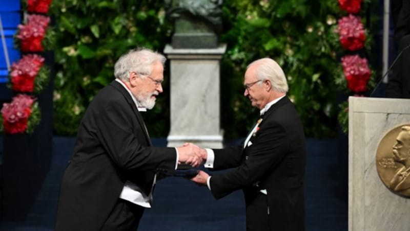 Anton Zeilinger nahm in Stockholm den Nobelpreis für Physik von Schwedens König Carl Gustaf entgegen. (Bild: APA/AFP/JONATHAN NACKSTRAND)