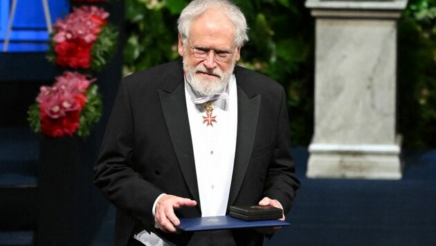 Anton Zeilinger wurde in Stockholm mit dem Nobelpreis für Physik ausgezeichnet. (Bild: APA/AFP/JONATHAN NACKSTRAND)