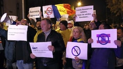Vor der österreichischen Botschaft in Bukarest versammelten sich Freitagnacht Demonstranten, angeführt vom Rechtsextremisten George Simion. (Bild: Robert Ghement)