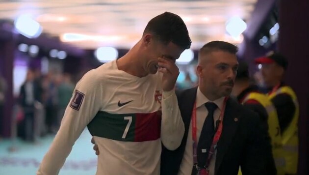 Cristiano Ronaldo völlig aufgelöst nach dem verlorenen WM-Viertelfinale gegen Marokko. (Bild: Screenshot ServusTV)