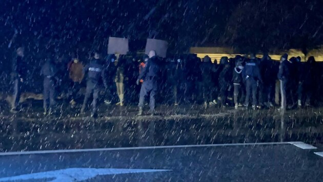 Einer größeren Zahl an Polizisten gelang es, die illegale Demo zu stoppen und die aufgebrachten Flüchtlinge zu beruhigen. (Bild: Daniel Scharinger)