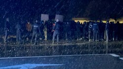 Einer größeren Zahl an Polizisten gelang es, die illegale Demo zu stoppen und die aufgebrachten Flüchtlinge zu beruhigen. (Bild: Daniel Scharinger)