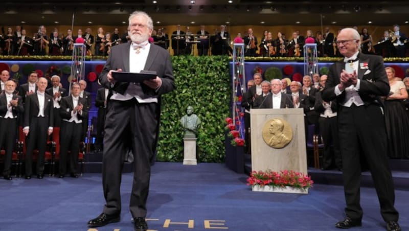 Anton Zeilinger (links), Schwedens König Carl Gustav (rechts) applaudiert (Bild: ÖAW/Uni Wien/APA/Hinterramskogler)