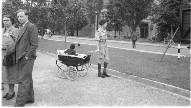 Britischer Soldat in Österreich mit dem Kinderwagen im Jahr 1952. (Bild: Guerrini)